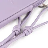 Bandolera mini color lila de símil cuero con cierre superior y correa regulable. Tiene un bolsillo externo con botón y un compartimento interno forrado en tela de algodón y poliéster. Presenta el logo 'XL Extra Large' grabado en el frente.