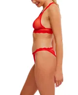 Conjunto de ropa interior de encaje color rosa pálido, compuesto por un corpiño triangular con tirantes finos y una bombacha tipo tanga de lunares blancos con borde de encaje. Incluye un cárdigan de punto color crema.