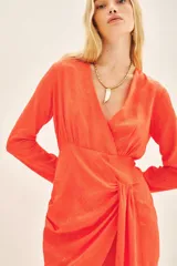 Vestido corto color naranja, de viscosa jacquard, con mangas largas, escote cruzado, corte en la cintura, falso nudo y cierre invisible.