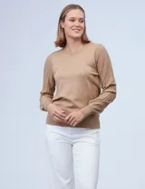 Sweater tejido en hilado fino color blanco, marca Ninety. Tiene cuello redondo y mangas largas plisadas.