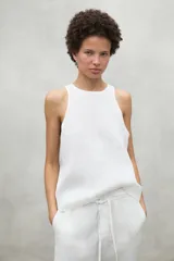 Camisa blanca de lino con cuello redondo y corte recto.