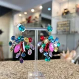 Aros colgantes hechos a mano con cristales Swarovski de colores rojo, lila, verde y rosa.