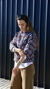 Chaqueta corta con estampado de arabescos en tonos azul, rojo y blanco. Forro interior con estampado animal print.