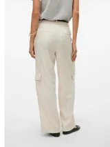 Pantalón wide leg color crudo, de tiro medio con bolsillos cargo.