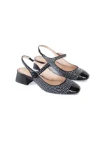 Zapato de fiesta negro con detalles de strass, capellada de nobuk y punta de charol.