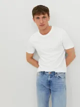Camiseta blanca de manga corta y cuello redondo, corte slim fit.