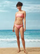 Conjunto de bikini color salmón, compuesto por un corpiño bandeau con tirantes finos removibles y una bombacha clásica.