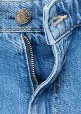 Short de jean celeste de tiro alto, con cinco bolsillos y cierre frontal con cremallera y botón.