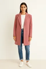 Tapado de manga larga con estampado de pata de gallo en tonos blanco y negro, con solapa y cierre de un botón.