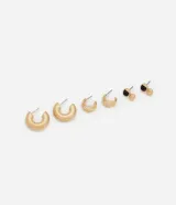 Set de aros dorados con diferentes diseños: aros tipo argolla acanalada, aros tipo argolla triple y aros tipo botón con aplique de piedra negra.