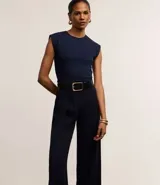 Pantalón wide de cintura baja color azul marino, confeccionado en crepé con doble traba en la cintura, cierre tradicional y frisos.