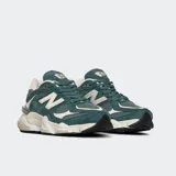 Championes urbanos New Balance modelo 9060, color verde azulado con detalles en blanco, confeccionados en gamuza y malla, con logo "N" característico en los laterales y entresuela con amortiguación ABZORB y SBS.