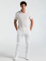 Polo de hombre color crudo con textura jacquard, cuello clásico con cierre de cremallera corto y logo bordado en el pecho.