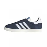 Championes Adidas Gazelle color azul marino con las tres tiras laterales blancas y suela color crema.