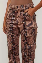 Pantalón cargo de tiro bajo con estampado de piel de serpiente en tonos marrones y negros. Cuenta con puños ajustables y múltiples bolsillos.