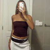 Top strapless ajustado color marrón oscuro, de tejido liso.