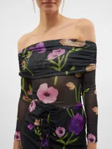 Top ajustado de mangas largas, con hombros descubiertos y estampado floral.