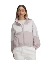 Campera deportiva Under Armour Rival Woven para mujer, color lila y blanco, con cierre frontal, cuello alto y logo bordado en el pecho.
