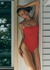 Traje de baño enterizo rojo con tirantes finos y escote cuadrado.