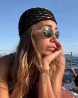 Gorro de crochet negro con lentejuelas verdes.