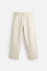Pantalón de jean color crudo, corte relaxed fit, con bolsillos frontales y traseros tipo parche. Tiene tira multifunción y bolsillo tipo parche en las piernas.