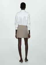 Minifalda marrón con estampado pata de gallo, de corte recto y cierre frontal con botones.