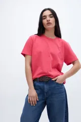 Remera color rojo con cuello redondo y mangas cortas. Diseño liso y corte clásico.