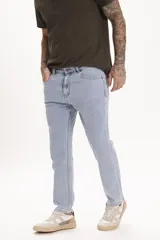 Pantalón de jean celeste de corte slim.