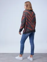 Buzo tejido, marca Joseph A, modelo amplio, con cuello alto y estampado con líneas diagonales color ladrillo sobre fondo gris.