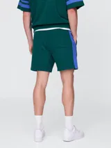 Short deportivo de hombre color azul marino, con cintura elástica con cordón ajustable, bolsillos laterales y logo Gap bordado en blanco en la pierna izquierda.