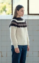 Sweater tejido a mano en crochet con lana merino 100% uruguaya. Diseño con canesú circular a rayas en tonos tierra y cuerpo en punto cerrado.