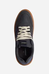 Zapatillas urbanas blancas con detalles en gris, cordones blancos y suela color crema.