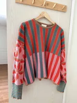 Sweater tejido con hilo de algodón y lurex, con diseño de rayas y flores, cuello redondo, mangas abullonadas y silueta oversize.