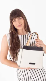 Cartera color beige con doble asa corta y correa larga extraíble. Tiene un bolsillo principal con cierre y varios bolsillos interiores.