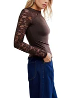 Top de manga larga ajustado al cuerpo, color marrón oscuro, con cuello redondo y mangas de encaje floral marrón translúcido.