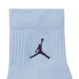Pack de tres pares de medias Jordan de corte tobillero, en color negro, blanco y rojo. Cada media presenta el logo de Jordan bordado en el lateral.