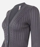 Cardigan gris de punto texturizado con escote en V, manga larga y cierre frontal abotonado.