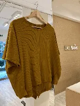 Remerón blanco de morley de algodón, manga corta, con dos pequeñas aberturas frontales y terminación en pico en la parte trasera.