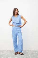 Pantalón celeste de lino, de corte recto y tiro alto.