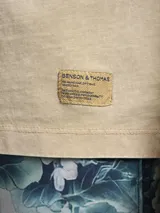 Remera color petróleo de corte clásico, con cuello redondo y bolsillo en el pecho.