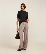 Remera blanca de algodón pima con cuello redondo y mangas cortas.