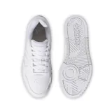 Zapatillas Adidas Hoops 3.0 Bold, color blanco, con diseño clásico, forro de malla y empeine de piel sintética con las tres bandas características de la marca. Suela de goma gruesa.