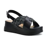 Sandalias color beige con plataforma y tiras cruzadas, una lisa y otra tejida en tonos beige, blanco y dorado.