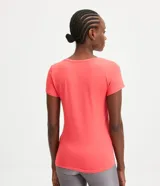 Remera deportiva color fucsia de manga corta, cuello redondo y corte clásico.