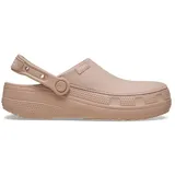Zueco Crocs color beige con capellada de lona lavada y correa trasera ajustable.