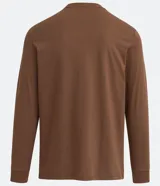 Remera marrón de manga larga con cuello redondo y puños ajustados.