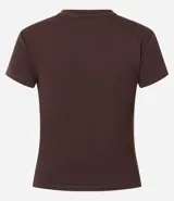 Remera negra de rib de algodón, con cuello redondo y mangas cortas. Corte ajustado y largo a la cadera.