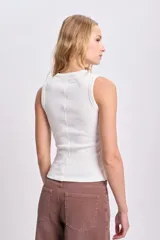 Musculosa blanca de algodón con textura acanalada y corte ajustado.