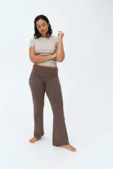 Pantalón marrón de punto suave con cintura ancha plegable y piernas rectas con bajo acampanado.