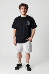 Remera negra de manga corta con estampado de dados y texto en el pecho.